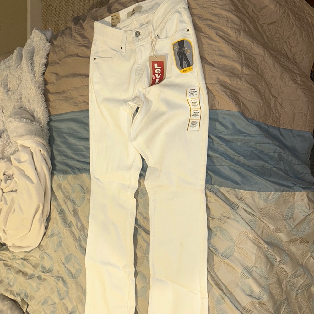 Selling women’s white Levi bootcut jeans